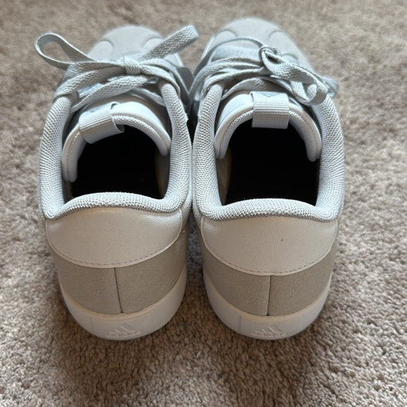 Adidas sneaker NWOT - Picture 3 of 4